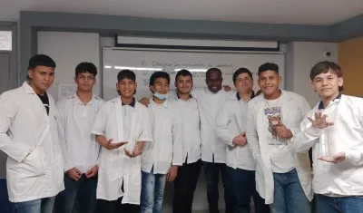 Carmelo Valencia con sus compañeros de clase en el Centro Inca.