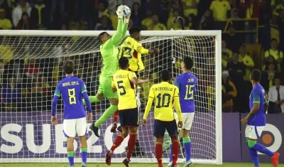 El arquero brasileño Kaique Pereira controlando una llegada colombiana.