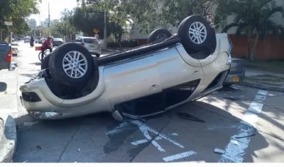 Camioneta volcada tras el accidente. 
