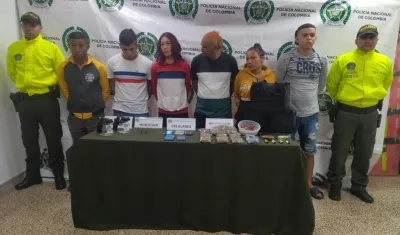 Los capturados en el operativo por la Policía. 