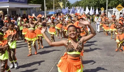 Un grupo folclórico desfilando en la versión anterior del Carnaval del Suroccidente. 