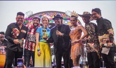 Momentos en que Sergio Vargas recibe el Congo de Oro.