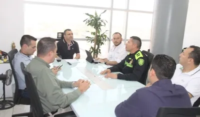 Director Nacional del Gaula de la Policía con las autoridades locales de Barranquilla y el Atlántico. 