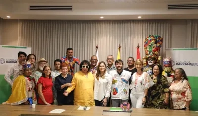 El Alcalde Jaime Pumarejo con los representantes de los hacedores del Carnaval.