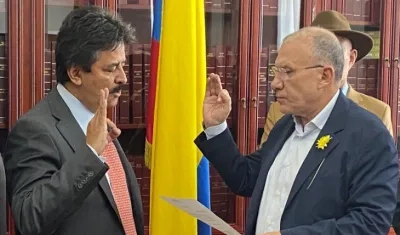 Carlos Julio González toma posesión de su curul ante Roy Barreras, presidente del Congreso.