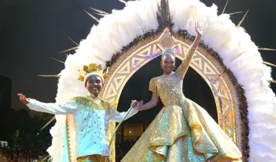 Los reyes infantiles ya coronados.