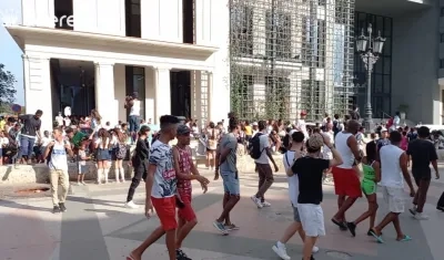 Jóvenes concentrados cerca al hotel donde está el rapero Tekashi 6ix9ine. 