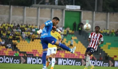 Sebastián Viera rechazando un remate local.