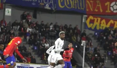 Omar Albornoz sacudiendo las marcas 'volcánicas'.