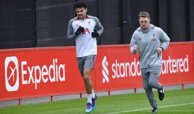 Luis Díaz en su vuelta a los trabajos en el sitio de entrenamiento del Liverpool. 