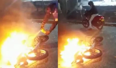 La moto quedó en el sitio y la comunidad le prendió fuego.
