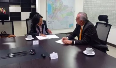 Luz Marina Monzón, directora de UBPD e Iván Velásquez, Ministro de Defensa.