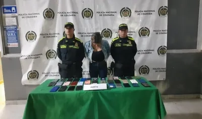Mujer capturada con 38 celulares en su poder