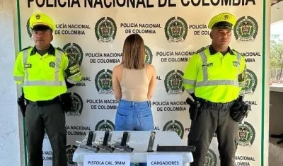 Mujer capturada con pistolas