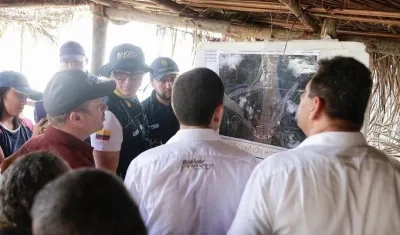 El gobernador de Sucre, Héctor Espinosa, y el de Bolívar, Vicente Blel, escuchan las explicaciones técnicas sobre 'Caregato'.