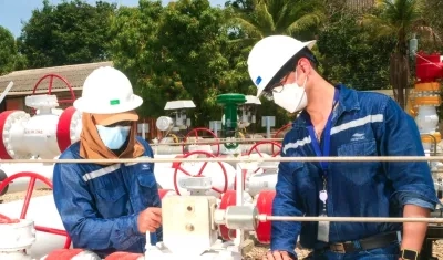 Trabajadores de Promigas en plena actividad.