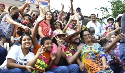 El Alcalde Jaime Pumarejo compartiendo con la gente.
