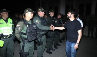 El Alcalde Jaime Pumarejo durante su visita al Batallón de Policía Militar.