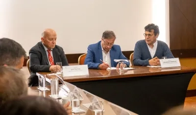 Otty Patiño, el Presidente Gustavo Petro y el alto comisionado Danilo Rueda.