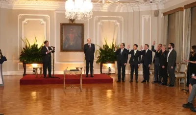 Momento de la posesión de los embajadores.