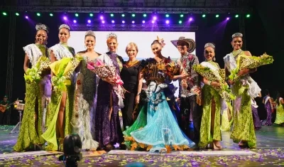  Yuruby Mendoza, Reina Popular 2023 (centro).