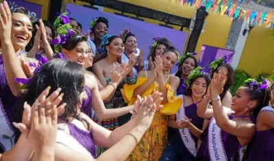 Concursantes al Reinado Popular junto a la Reina Natalia De Castro.