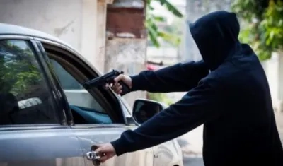 Una de las modalidades de robo de vehículos es la con arma de fuego.