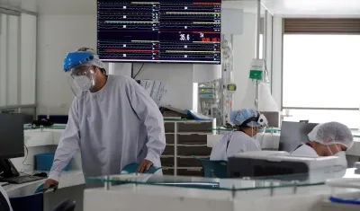 Empleados de la salud trabajan en una unidad de cuidados intensivos para enfermos de covid-19 en un Hospital en Bogotá, en una fotografía de archivo. 