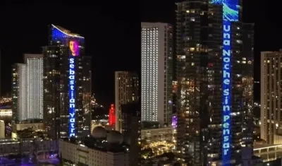 Retrato de Sebastián Yatra posa en la pantalla digital del edificio Paramount Miami Worldcenter.