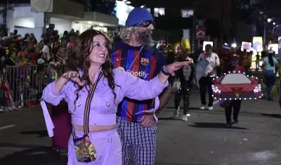 Bivian y Carlos, dos barranquilleros que se disfrazaron de 'Shakira' y 'Piqué'.