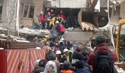 La búsqueda de supervivientes en un edificio destruido