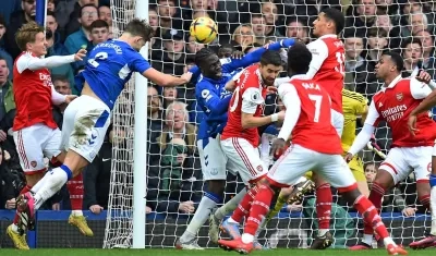 Momento del gol de James Tarkowski.