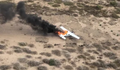 La avioneta siendo consumida por el fuego.