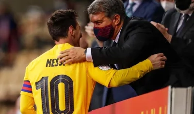 Lionel Messi y Joan Laporta, presidente del Barcelona.