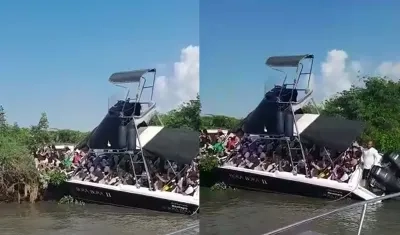 La embarcación encallada en el Canal del Dique con los turistas a bordo.