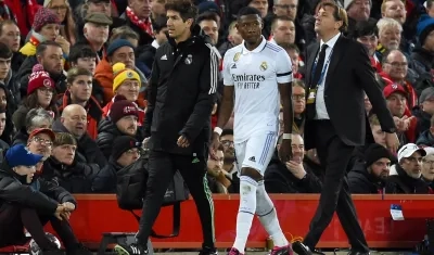 David Alaba abandona la cancha tras lesionarse contra el Liverpool.