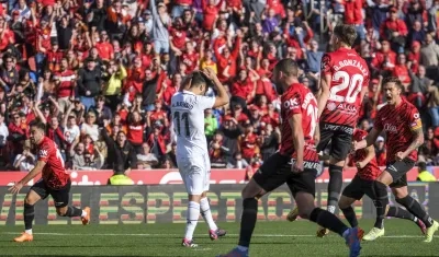 Jugadores del Mallorca celebran tras el penalti fallado por Asensio.