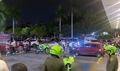 Policías vigilan el área en donde quedó tendido el presunto delincuente.