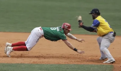 Dilson Herrera intenta poner out en la inicial a José Cardona 