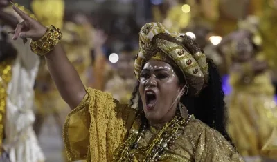 Una integrante de la escuela de samba Beija-Flor se presenta durante un desfile en la Avenida Marques de Sapucai, Río de Janeiro.