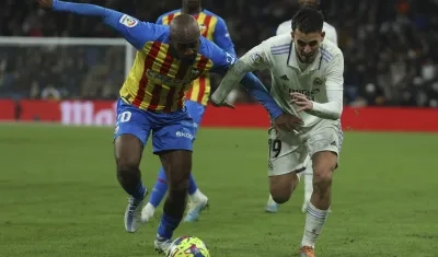 Dani Ceballos intenta despegarse de la marca de Dimitri Foulquier.