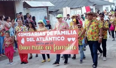 Los comisarios de familia en un desfile de Carnaval promoviendo el buen trato.