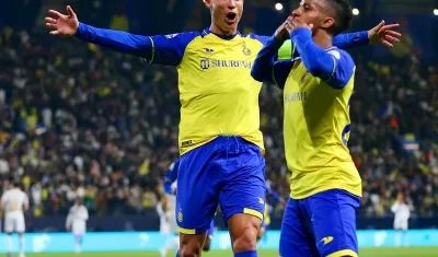 Cristiano Ronaldo se acerca a felicitar a Ghareeb, autor del primer gol del Al Nassr. 