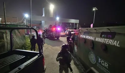 Un camión blindado, que hace parte de un convoy de seguridad, vigila el penal del Altiplano, donde se encuentra Ovidio Guzmán, hijo del 'Chapo', en Toluca, Estado de México.