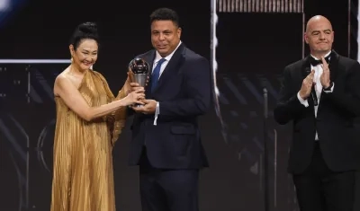 Ronaldo Nazario entregó un trofeo a Marcia Ayoki, viuda de Pelé.