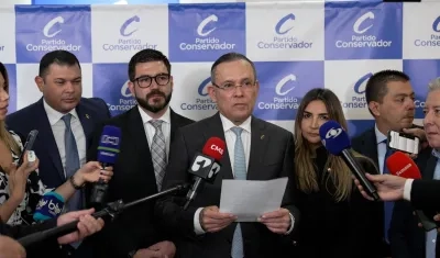 Efraín Cepeda, presidente del Partido Conservador, lee el comunicado de prensa.