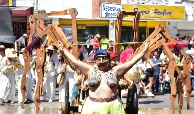 La Tropa de Melquíades le rindió homenaje a la mujer wayúu.
