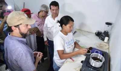 El Alcalde Jaime Pumarejo, el Gerente de Gases del Caribe Ramón Dávila y el presidente de Ecopetrol Felipe Bayón, con los nuevos usuarios.