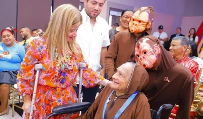 La Gobernadora Elsa Noguera condecorando a los hacedores del Carnaval.