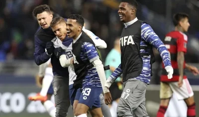 El colombiano Gustavo Cuéllar festeja con sus compañeros del Al Hilal el paso a la final del Mundial de Clubes.